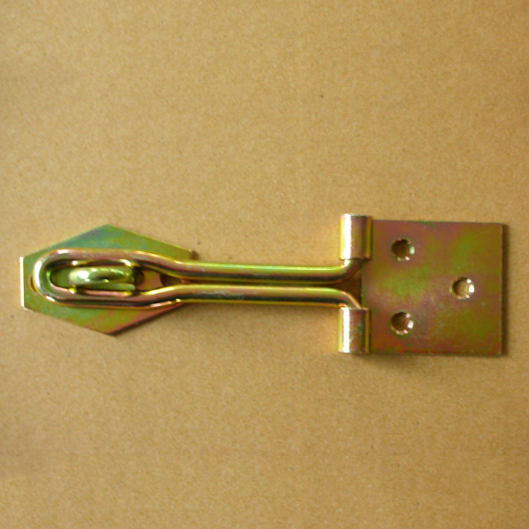 Hardware buckle door lock